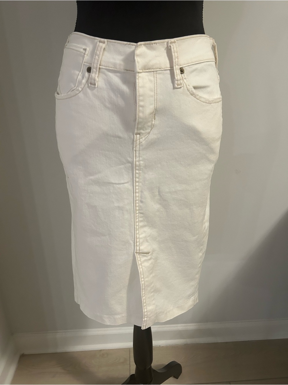Levi’s Cream Denim pencil Skirt size 4